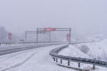 Snijeg paralisao djelove Hrvatske, padavine napravile velike probleme u saobraćaju (FOTO)