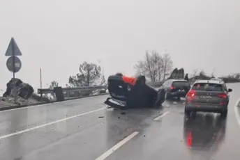 Udes na putu Podgorica - Cetinje: Automobil završio na krovu