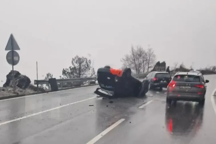 Udes na putu Podgorica - Cetinje: Automobil završio na krovu Udes na putu Podgorica - Cetinje: Automobil završio na krovu