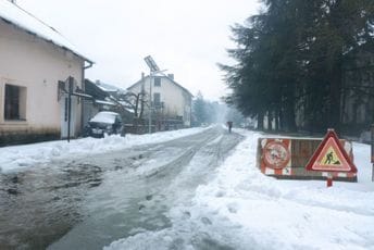 Prvi snijeg na Cetinju, saobraćaj otežan zbog velike vode na kolovozima