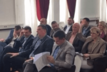 (VIDEO) Kad se uzdržani glas Jelene Božović računa kao protiv; Jokić: Skandal koji se ne smije ponavljati (VIDEO) Kad se uzdržani glas Jelene Božović računa kao protiv; Jokić: Skandal koji se ne smije ponavljati