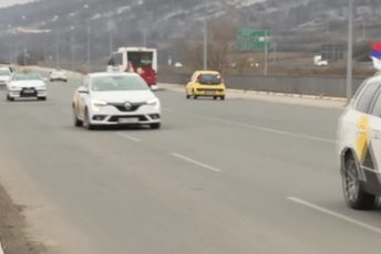 Srbija: Kolona taksista krenula za Kragujevac po studente Srbija: Kolona taksista krenula za Kragujevac po studente