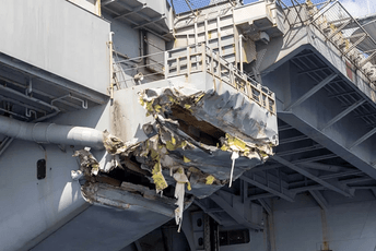 Američka mornarica objavila fotografije oštećenja na nosaču aviona nakon sudara s brodom Američka mornarica objavila fotografije oštećenja na nosaču aviona nakon sudara s brodom