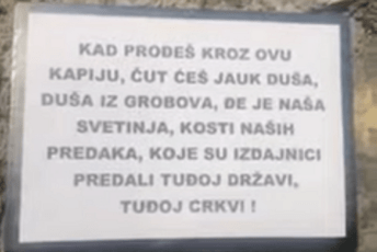 Postavljena ploča na ulazu u groblje u Bandićima: Kosti naših predaka, izdajnici predali tuđoj državi i tuđoj crkvi Postavljena ploča na ulazu u groblje u Bandićima: Kosti naših predaka, izdajnici predali tuđoj državi i tuđoj crkvi