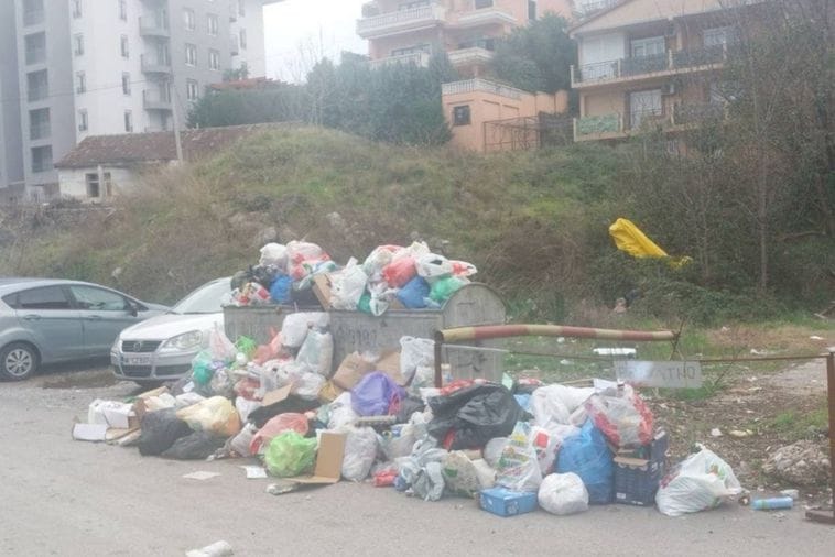 Momišići: Kontejneri puni, gomile smeća i po kolovozu Momišići: Kontejneri puni, gomile smeća i po kolovozu