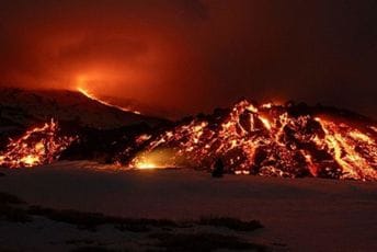 Erupcija Etne stvara probleme: Pepeo pada na sela, letovi ka Kataniji djelimično obustavljeni