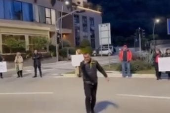 Muškarac negodovao zbog blokade u Budvi, jednom od okupljenih prstom zaprijetio da makne telefon (VIDEO) Muškarac negodovao zbog blokade u Budvi, jednom od okupljenih prstom zaprijetio da makne telefon (VIDEO)
