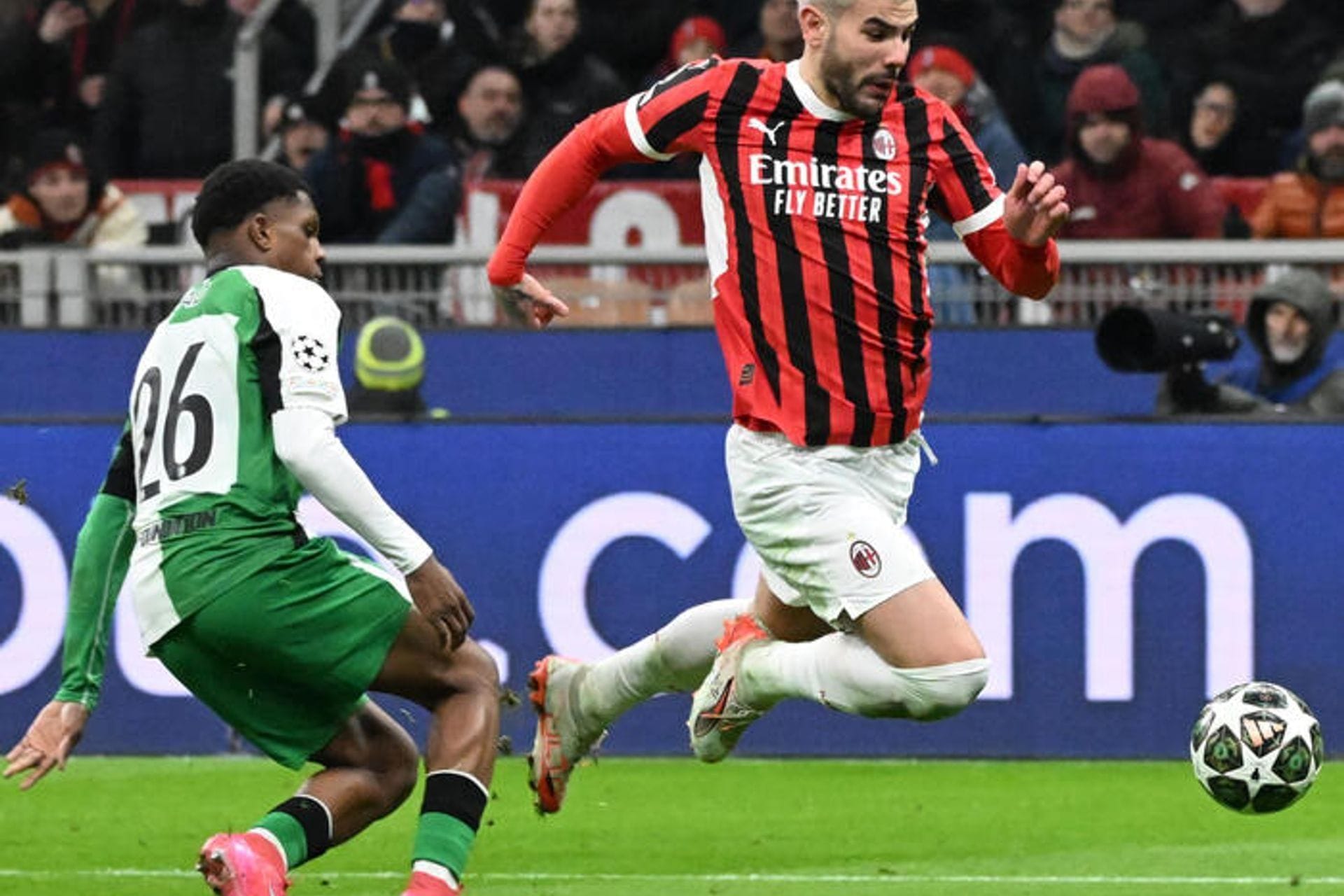 Fotografija 1: Šok za 'rosonere': Fejenord ide u osminu finala, glupost Ernandeza skupo koštala Milan