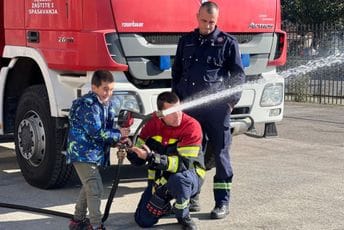 (FOTO) Lekcije o hrabrosti i sigurnosti: Pogledajte kako su se podgorički vatrogasci družili sa mališanima OŠ „Pavle Rovinski“