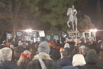 (FOTO/VIDEO) Protest "Kamo śutra": Crvenimo se u ime naše policije, moraćemo da zacrvenimo i Crnu Goru narednih dana