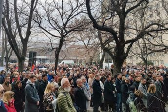 Novi Sad: Prosvjeti radnici i advokati protestuju ispred zgrade Osnovnog suda, pridružili im se i studenti