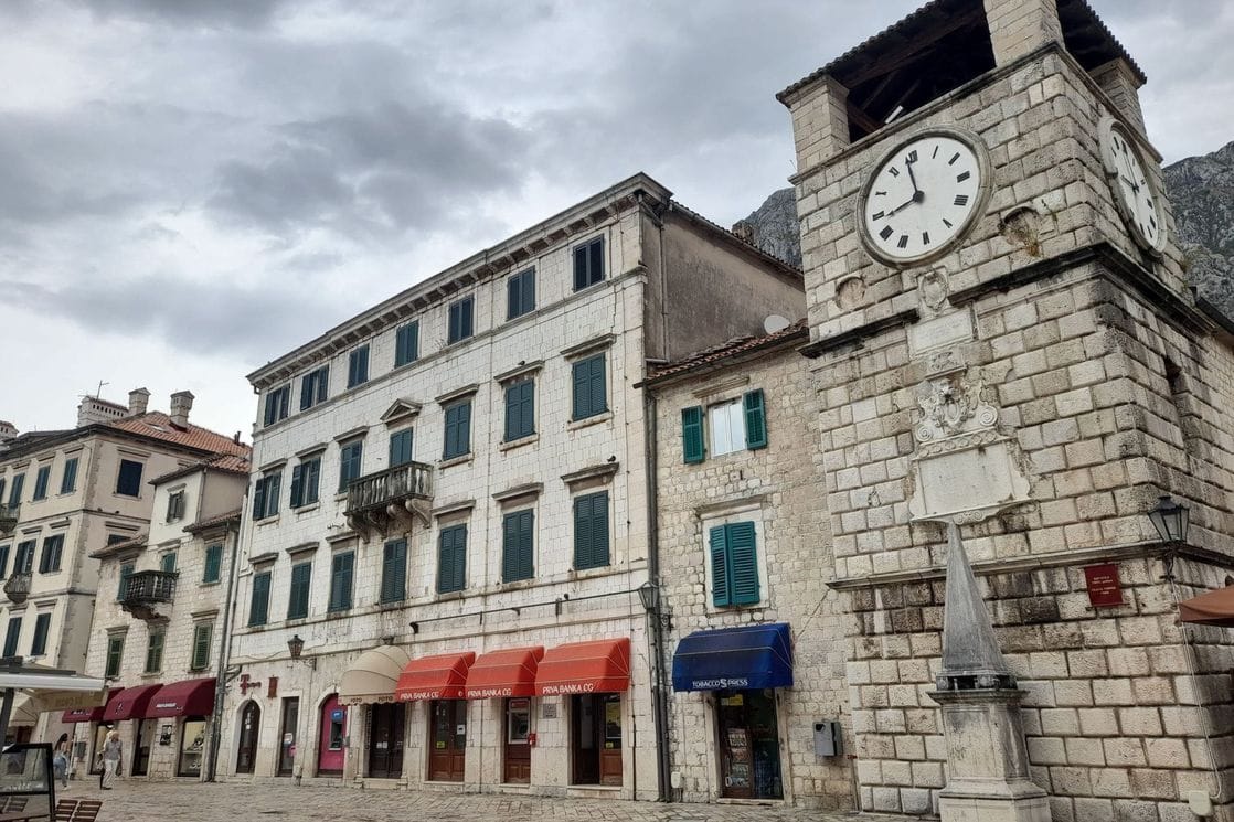 Kotor: Mladić pao sa četvrtog sprata, teško je povrijeđen