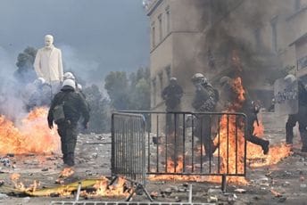 Gori centar Atine: Demonstranti benzinskim bombama napali policiju, oni odgovorili suzavcem (FOTO/VIDEO)