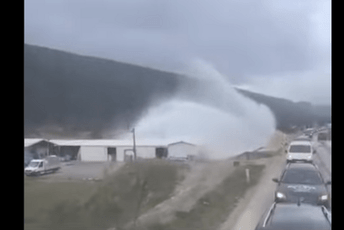 Pukla cijev na putu Budva - Tivat, popljavljeno obližnje polje (VIDEO)