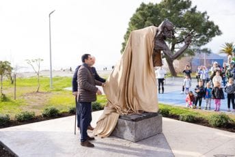 (FOTO) Otkriven spomenik Urošu Toškoviću; Raičević: Bar promoviše kulturu, razumije umjetnost i podržava stvaralaštvo