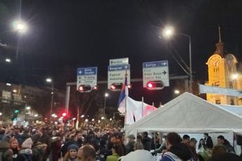 Ulice 'prepune' ljudi: Hiljade na protestu u Nišu (VIDEO)