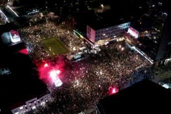 Protest u Nišu: Pročitan 'Studentski edikt', ulice prepune, pristiže još građana (FOTO/VIDEO)