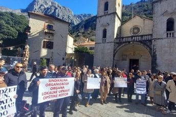 Protest radnika Opštine Kotor: Stop blokadi grada Protest radnika Opštine Kotor: Stop blokadi grada