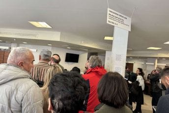 Ogromne gužve u Limenci, građani satima čekaju da zamijene ličnu kartu Ogromne gužve u Limenci, građani satima čekaju da zamijene ličnu kartu