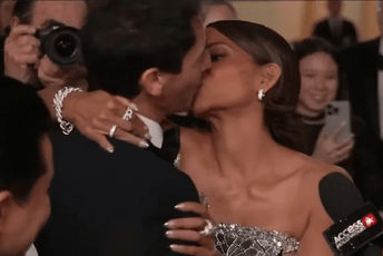 (VIDEO) Hali Beri strastveno poljubila Edrijena Brodija na dodjeli Oskara (VIDEO) Hali Beri strastveno poljubila Edrijena Brodija na dodjeli Oskara