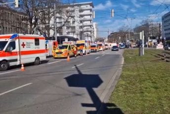 Njemačka: Vozač se zaletio u pješake u centru Manhajma, najmanje jedna osoba mrtva Njemačka: Vozač se zaletio u pješake u centru Manhajma, najmanje jedna osoba mrtva