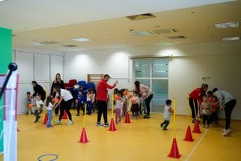 (FOTO) Pogledajte “trening” mališana iz vrtića “Dragan Radulović” sa rukometnim reprezentativkama