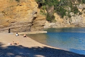 (VIDEO) Budva:  Sunčan dan namamio kupače na plažu Mogren