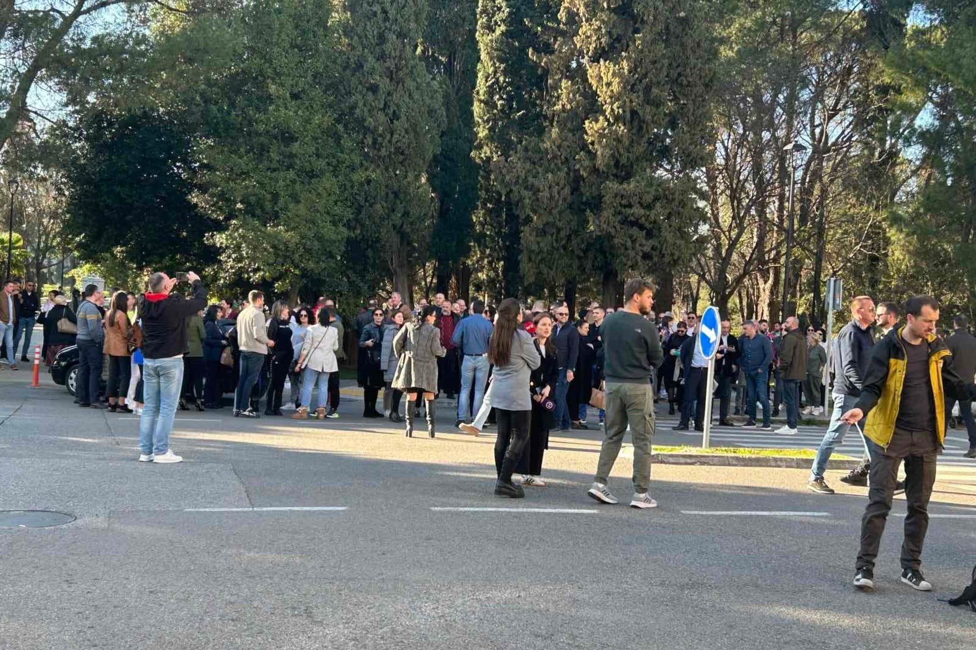 Fotografija 4: (FOTO) Protest Sindikata uprave i pravosuđa kod Vlade; Rakočević: Sumnjamo da je Nišić lažirala dokumentaciju, Novović i Marković da reaguju