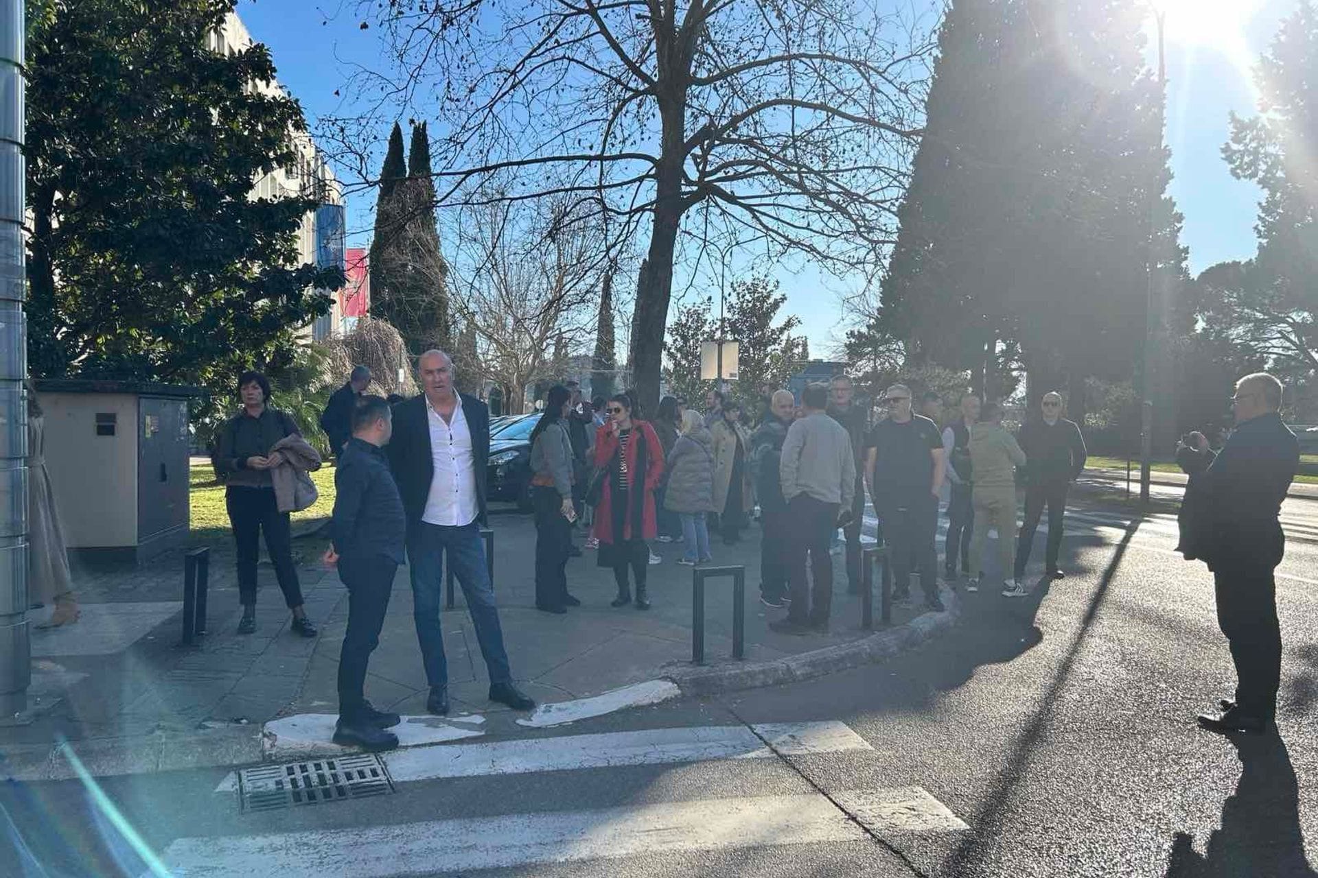 Fotografija 6: (FOTO) Protest Sindikata uprave i pravosuđa kod Vlade; Rakočević: Sumnjamo da je Nišić lažirala dokumentaciju, Novović i Marković da reaguju