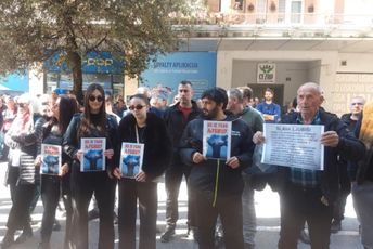 "Zbog sramne presude": Porodica i prijatelji Ljubiše Mrdaka protestovali ispred Tužilaštva u Podgorici "Zbog sramne presude": Porodica i prijatelji Ljubiše Mrdaka protestovali ispred Tužilaštva u Podgorici