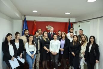 Đeka uručio ugovore saradnicima u socijalnoj inkluziji: Zadatak da pomognu pripadnicima romske i egipćanske populacije u ostvarivanju prava Đeka uručio ugovore saradnicima u socijalnoj inkluziji: Zadatak da pomognu pripadnicima romske i egipćanske populacije u ostvarivanju prava