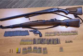 Kod Nikšićanina pronađeni revolver i puške u ilegalnom posjedu Kod Nikšićanina pronađeni revolver i puške u ilegalnom posjedu