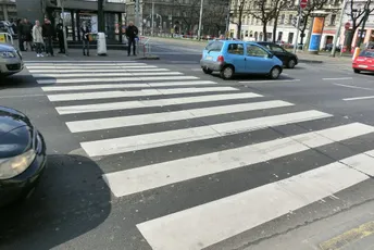 Policajac skoro pregazio čovjeka na pješačkom, potom zaustavio vozilo i ošamario ga