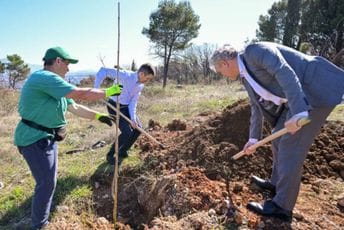 Mujović i Satler pošumljavali Goricu; Ambasador EU: Osjećam se kao Podgoričanin (FOTO)