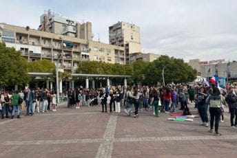 "NE SLAVIMO. BORIMO SE!": Osmomartovski marš u podne na Trgu nezavisnosti