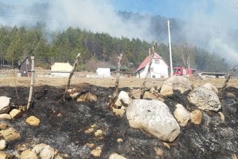 Veliki požar kod Žabljaka: Izgorjela dva pomoćna objekta, vatrogasci za sad odbranili kuće