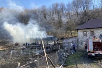 (FOTO/VIDEO) Haotično na području Gusinja: Vatra prijeti kućama, gorjeli i pomoćni objekti