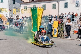 (FOTO) Adrenalin, kreativnost i tradicija: Trka karića osvojila Novljane i goste