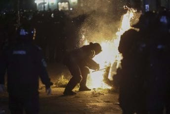 Tokom sinoćnih nereda u Bukureštu ranjeno 13 policajaca, nastala velika šteta u centru grada