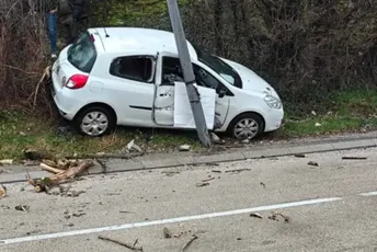 Cetinje: Automobilom udario u banderu