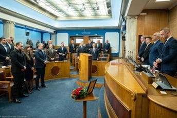 Nikolić: Vuksanović je bio ličnost na koju smo se ugledali; Mandić: Ostavio neizbrisiv pečat u srcima onih koji su ga voljeli Nikolić: Vuksanović je bio ličnost na koju smo se ugledali; Mandić: Ostavio neizbrisiv pečat u srcima onih koji su ga voljeli