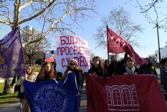 Srbija: Roditelji i građani sakupili pola miliona dinara za novosadske prosvjetare, vlasnik Swisliona obećava zaposlenja ako dobiju otkaz