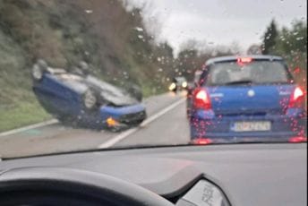 Saobraćajna nezgoda u Čanju: Vozilo se prevrnulo na krov