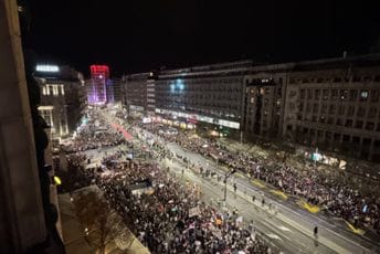 Pogledajte kako je trenutno u Beogradu: HIljade građana u centru dočekuju studente (VIDEO)