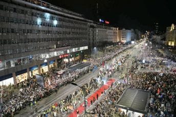 ETF u blokadi: Povrijeđeni student redar i profesor u napadu ispred zgrade tehničkih fakulteta ETF u blokadi: Povrijeđeni student redar i profesor u napadu ispred zgrade tehničkih fakulteta