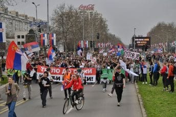 (FOTO/VIDEO) Muškarac priveden ispred Skupštine: Prišao redarima i prijetio bombama