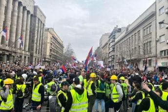 Plave baklje znak upozorenja studenata: „Ako dođe do incidenata, idemo“