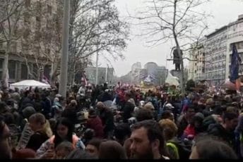 (VIDEO) Pogledajte kako je trenutno na protestu u Beogradu