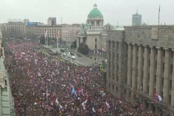 Parlamentarna opozicija zvanično traži prelaznu vladu u Srbiji