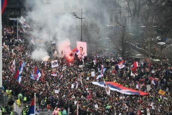 (FOTO/VIDEO) "Cijela Srbija" se slila u Beograd: Iz pravca Pionirskog parka su bačene flaše i kamenice; FDU: Mole se svi da napuste prostor oko Skupštine